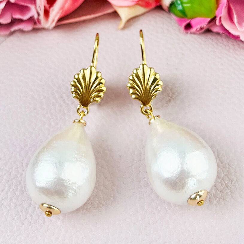 SchwesterSchwester Vergoldete Ohrhänger in Muschelform mit großem Baumwolltropfen von AmuseToi