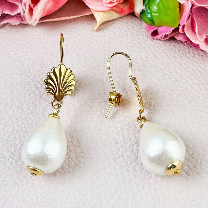 SchwesterSchwester Vergoldete Ohrhänger In Muschelform Mit Kleinem Baumwolltropfen Von AmuseToi