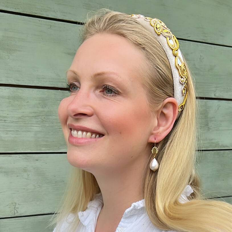 SchwesterSchwester Vergoldete Ohrhänger In Muschelform Mit Kleinem Baumwolltropfen Von AmuseToi