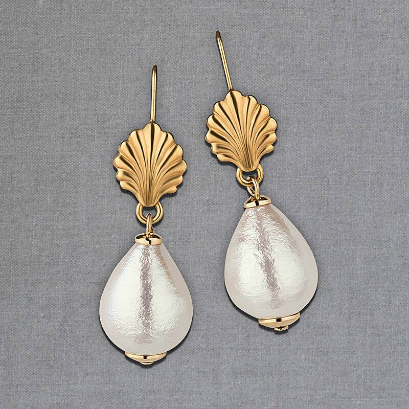 SchwesterSchwester Vergoldete Ohrhänger In Muschelform Mit Kleinem Baumwolltropfen Von AmuseToi
