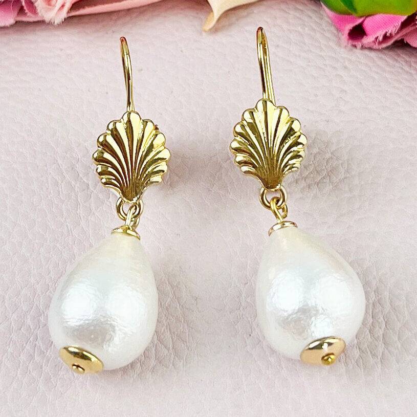 SchwesterSchwester Vergoldete Ohrhänger in Muschelform mit kleinem Baumwolltropfen von AmuseToi