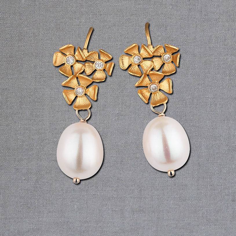 SchwesterSchwester Vergoldete Ohrhänger mit drei Blüten und edler Süßwasserperle
