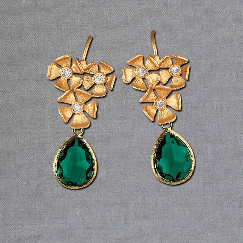 SchwesterSchwester Vergoldete Ohrhänger mit drei Blüten und kleinen Tropfen in Dunkelgrün