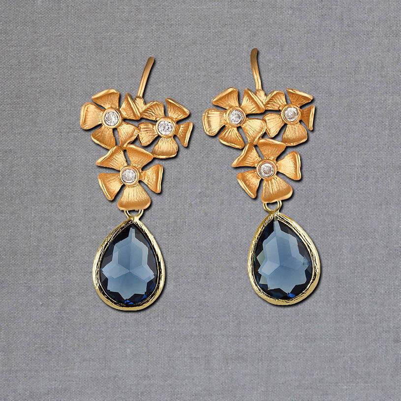 SchwesterSchwester Vergoldete Ohrhänger mit drei Blüten und kleinen Tropfen in Nachtblau