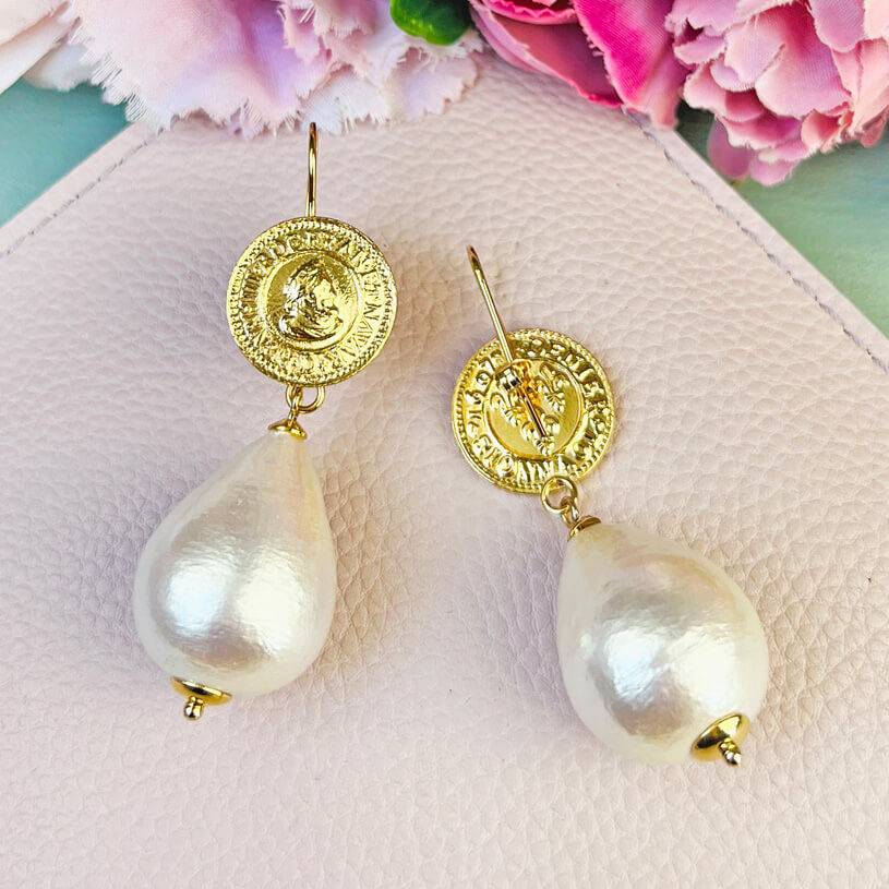 SchwesterSchwester Vergoldete Ohrhänger Mit Feiner Münzprägung Und Baumwolltropfen In Perlmuttoptik Von AmuseToi