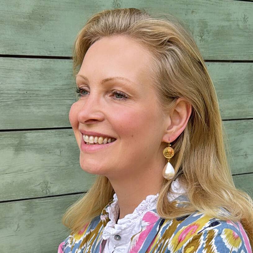 SchwesterSchwester Vergoldete Ohrhänger Mit Feiner Münzprägung Und Baumwolltropfen In Perlmuttoptik Von AmuseToi