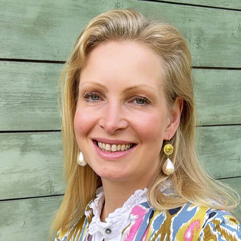 SchwesterSchwester Vergoldete Ohrhänger Mit Feiner Münzprägung Und Baumwolltropfen In Perlmuttoptik Von AmuseToi