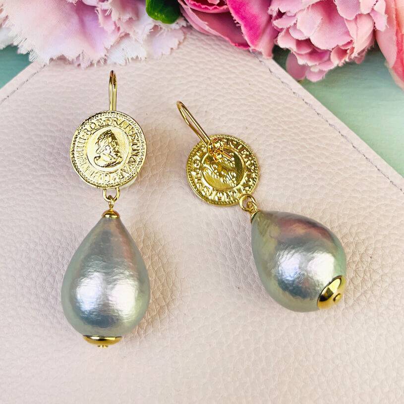 SchwesterSchwester Vergoldete Ohrhänger Mit Feiner Münzprägung Und Baumwolltropfen In Silbergrau Von AmuseToi