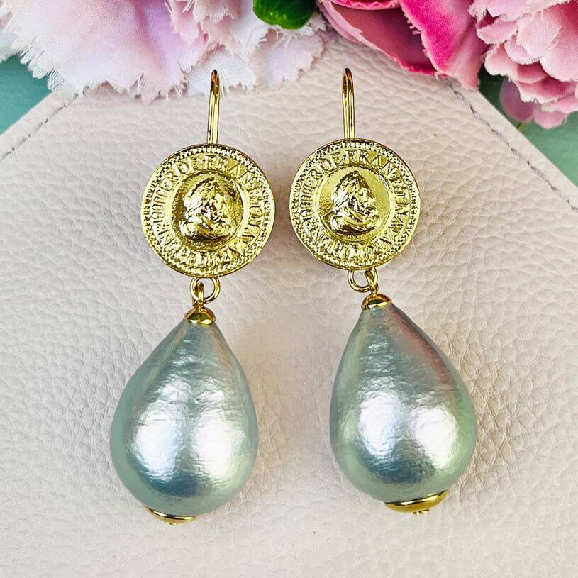 SchwesterSchwester Vergoldete Ohrhänger mit feiner Münzprägung und Baumwolltropfen in Silbergrau von AmuseToi