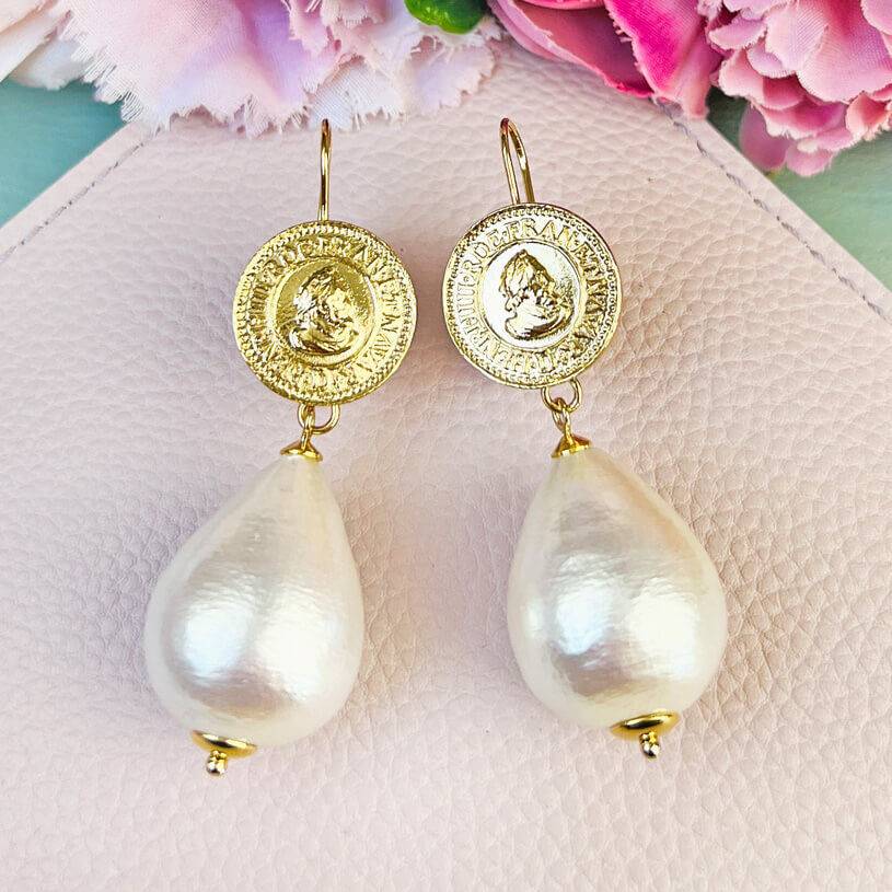 SchwesterSchwester Vergoldete Ohrhänger mit feiner Münzprägung und Baumwolltropfen in Perlmuttoptik von AmuseToi