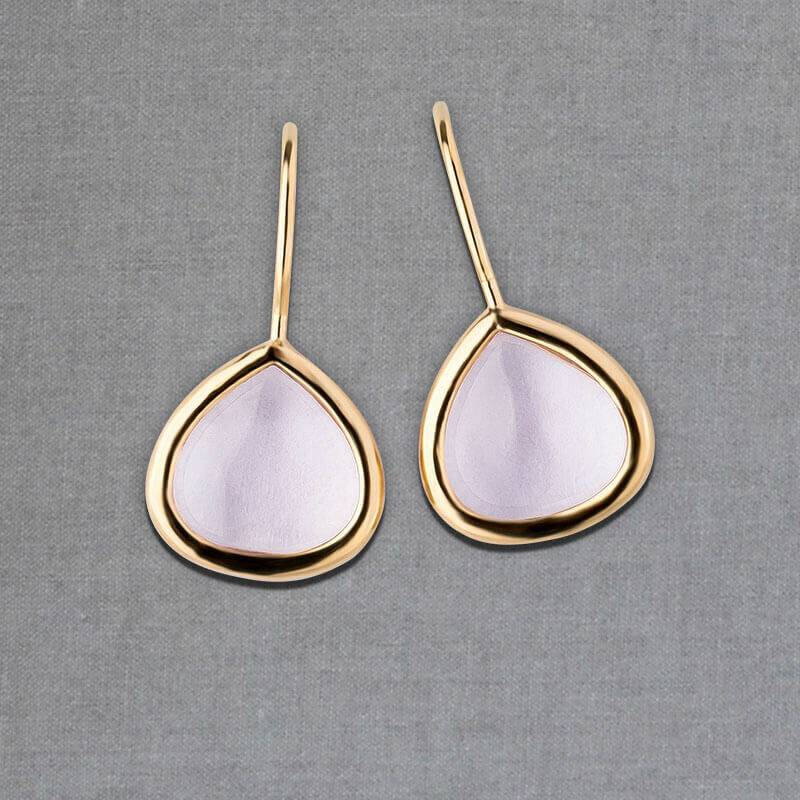 SchwesterSchwester Vergoldete Ohrhänger mit tropfenförmigen funkelnden Kristallen in Rosa von Janne v. d. Heide