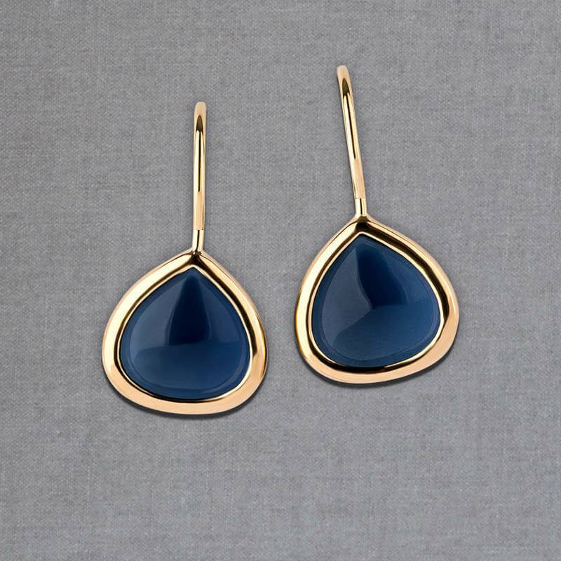 SchwesterSchwester Vergoldete Ohrhänger mit tropfenförmigen funkelnden Kristallen in Dunkelblau von Janne v. d. Heide