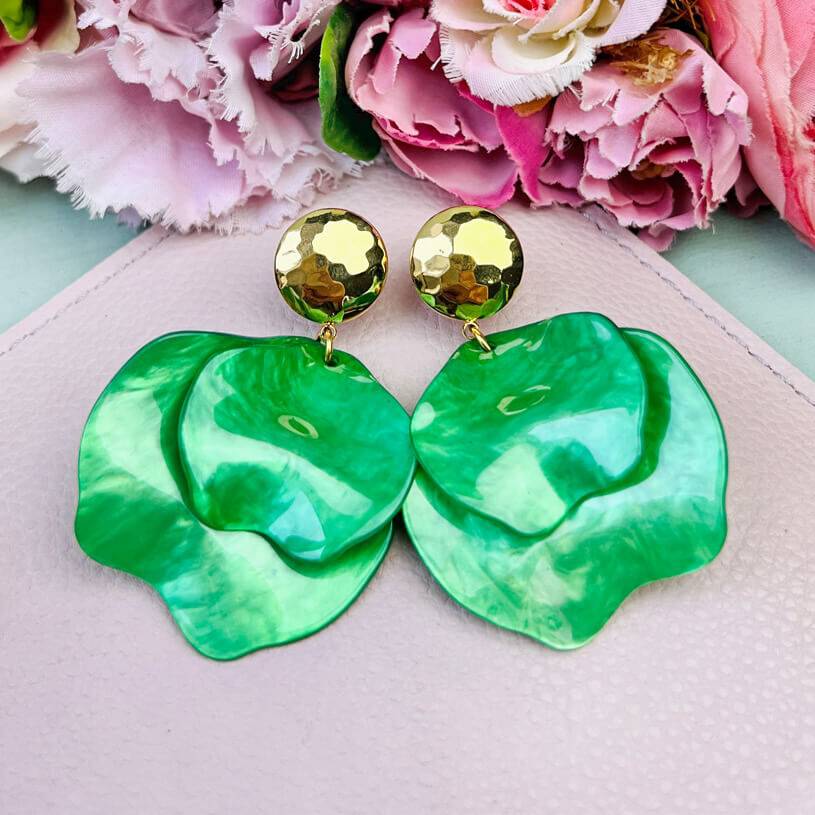 SchwesterSchwester Vergoldete Ohrringe mit grünen Blütenblättern