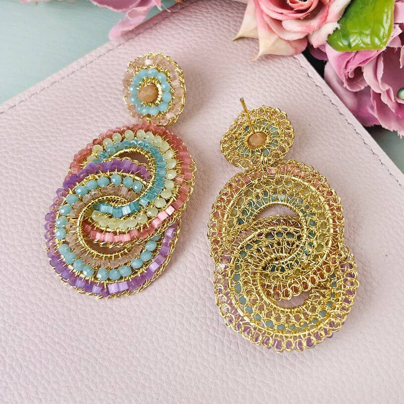 SchwesterSchwester Vergoldete Ohrstecker Aus Verschlungenen Bunten Perlenringen