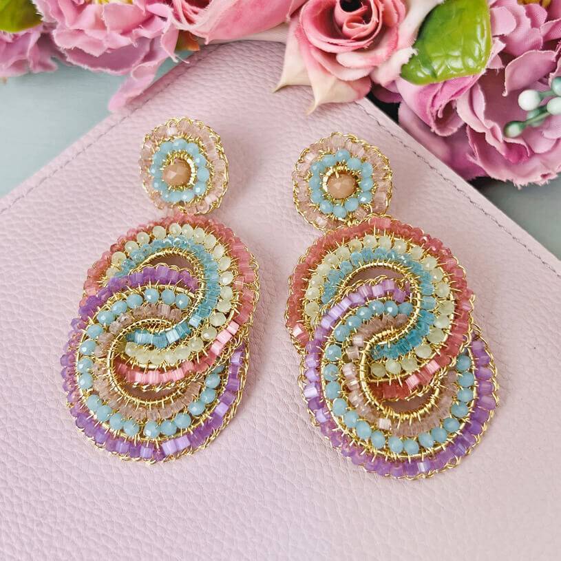 SchwesterSchwester Vergoldete Ohrstecker aus verschlungenen bunten Perlenringen