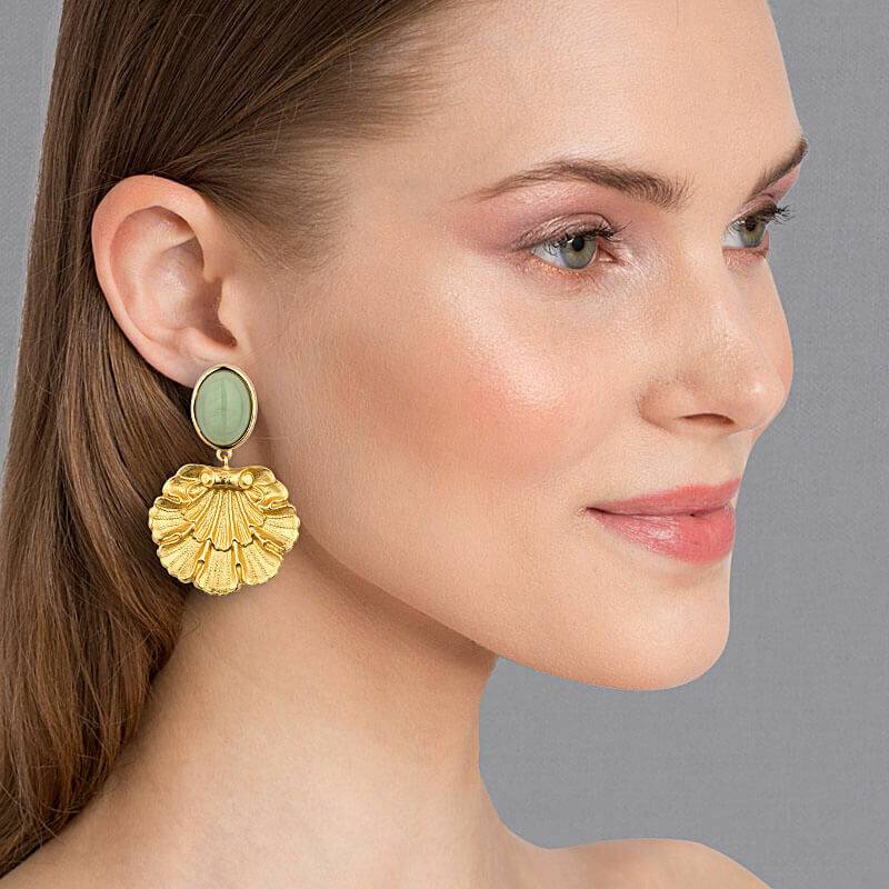 SchwesterSchwester Vergoldete Ohrstecker In Jadegrün Mit Vergoldetem Muschelornament Von AmuseToi