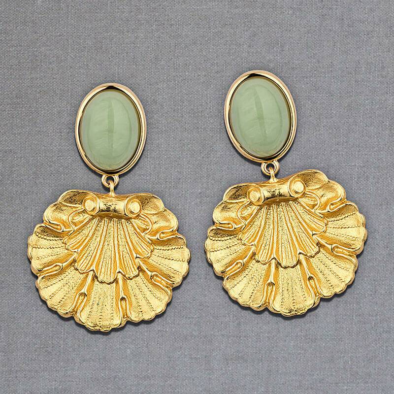 SchwesterSchwester Vergoldete Ohrstecker in Jadegrün mit vergoldetem Muschelornament von AmuseToi