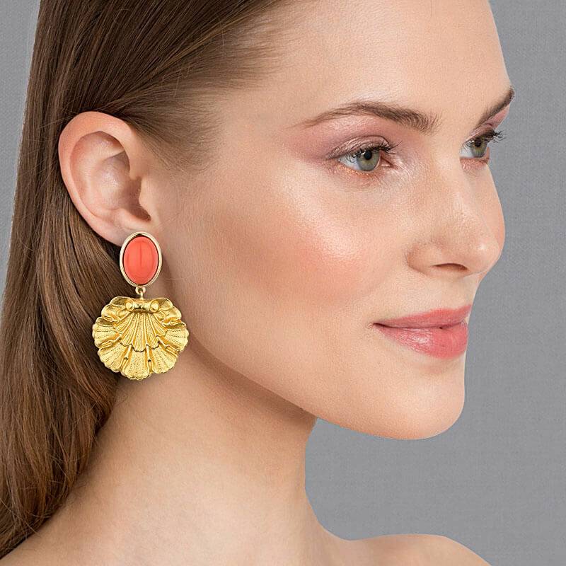 SchwesterSchwester Vergoldete Ohrstecker In Korallenrot Mit Muschel-Ornament Von AmuseToi