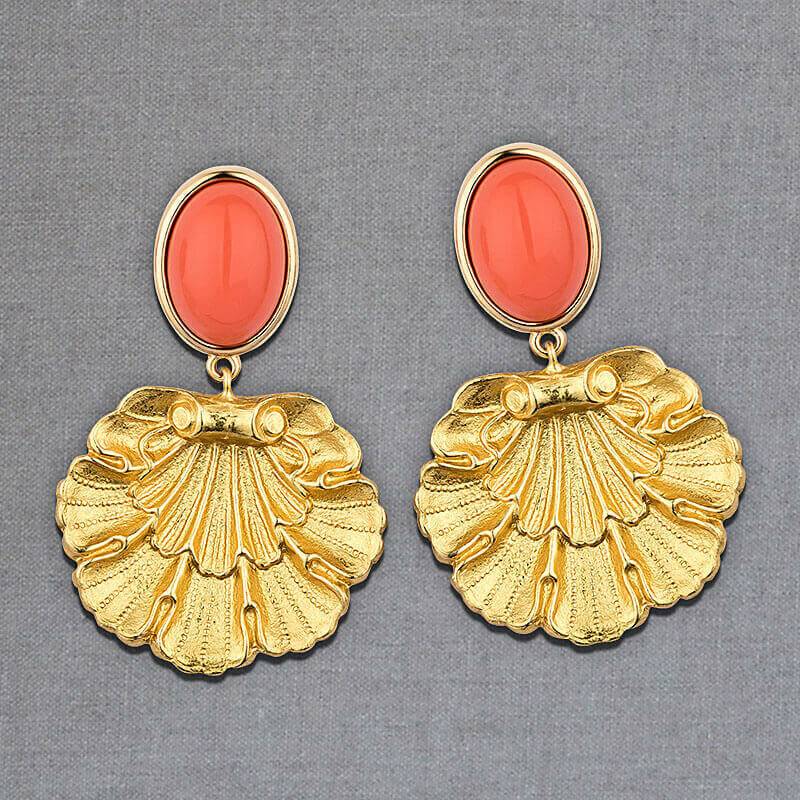 SchwesterSchwester Vergoldete Ohrstecker in Korallenrot mit Muschel-Ornament von AmuseToi