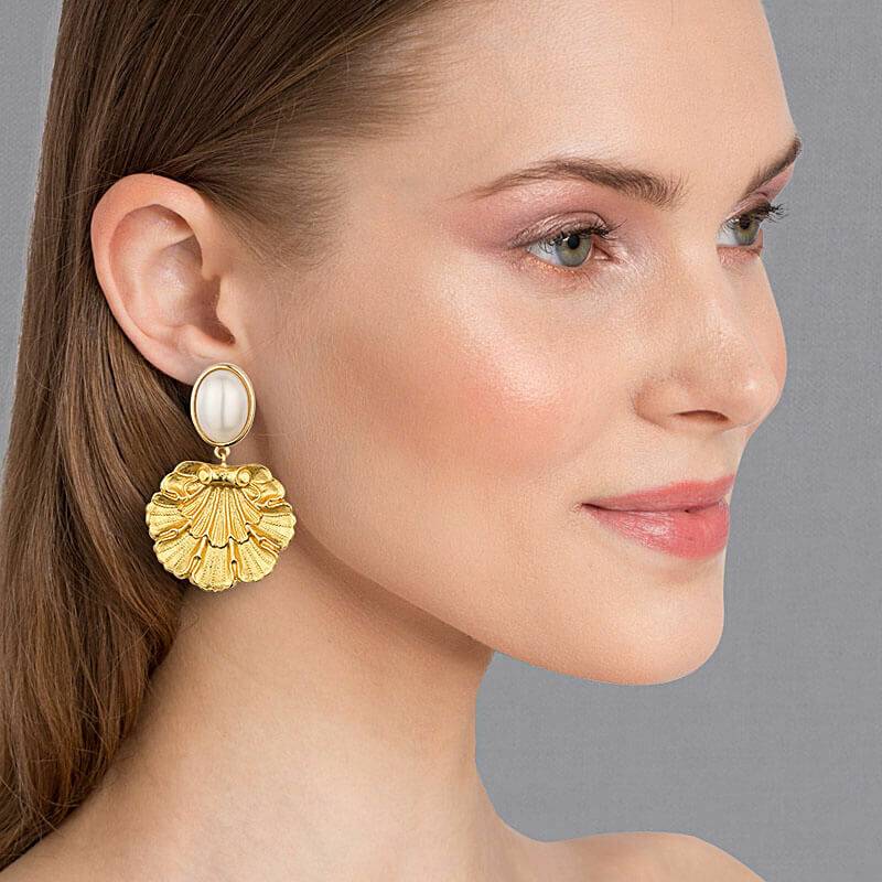 SchwesterSchwester Vergoldete Ohrstecker In Perlmuttfarben Mit Goldenem Muschelornament Von AmuseToi