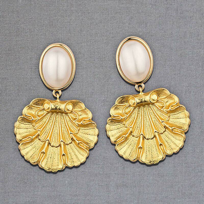 SchwesterSchwester Vergoldete Ohrstecker In Perlmuttfarben Mit Goldenem Muschelornament Von AmuseToi