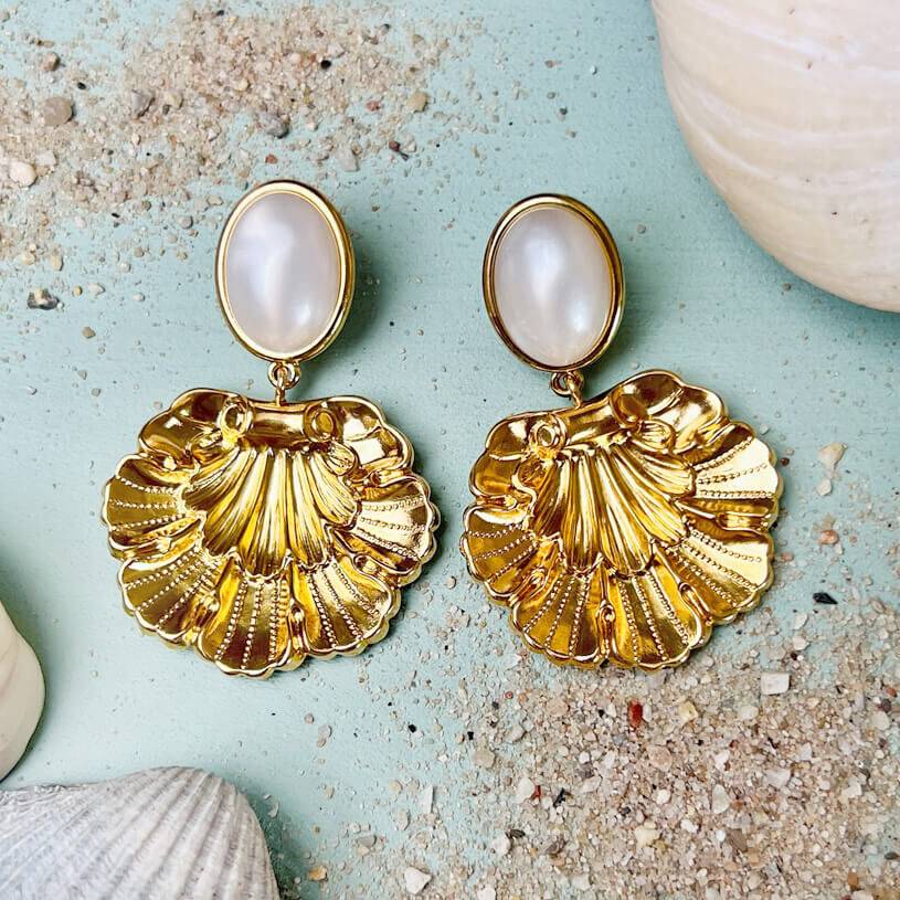 SchwesterSchwester Vergoldete Ohrstecker in Perlmuttfarben mit goldenem Muschelornament von AmuseToi