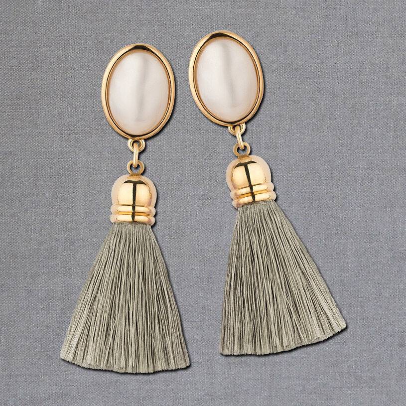SchwesterSchwester Vergoldete Ohrstecker in Perlmuttfarben mit silbergrauen Quasten von AmuseToi