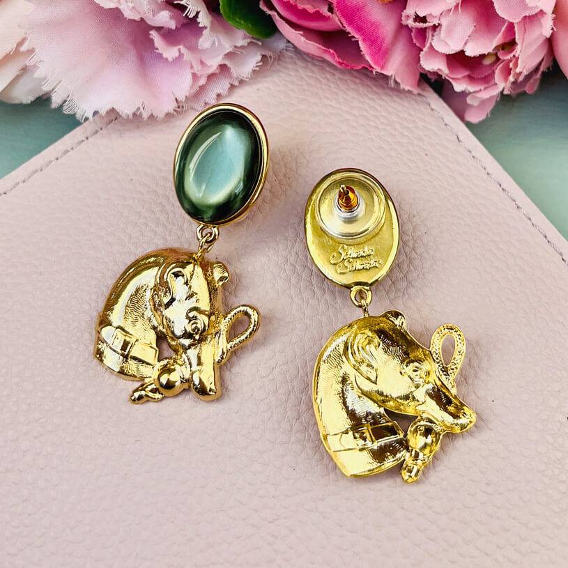 SchwesterSchwester Vergoldete Ohrstecker In Silbergrün Mit Jagdhund Von AmuseToi
