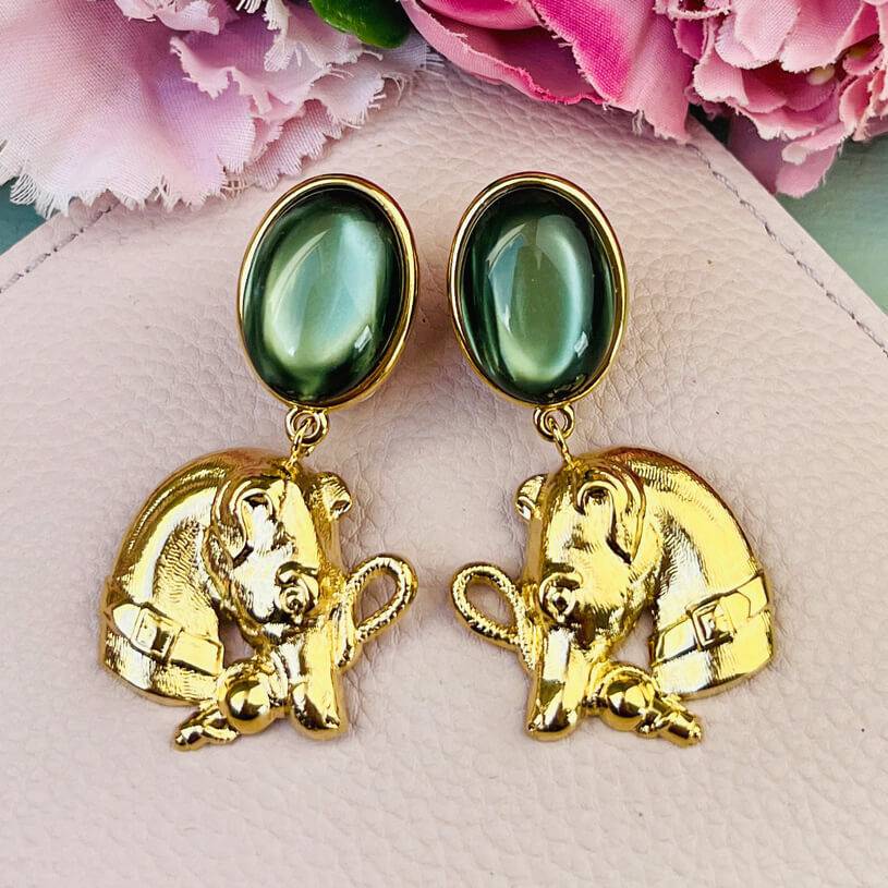 SchwesterSchwester Vergoldete Ohrstecker in Silbergrün mit Jagdhund von AmuseToi