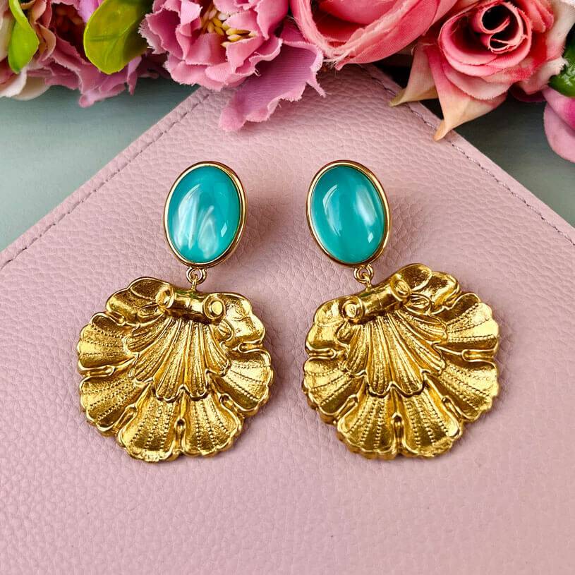 SchwesterSchwester Vergoldete Ohrstecker In Türkis Mit Vergoldetem Muschelornament Von AmuseToi