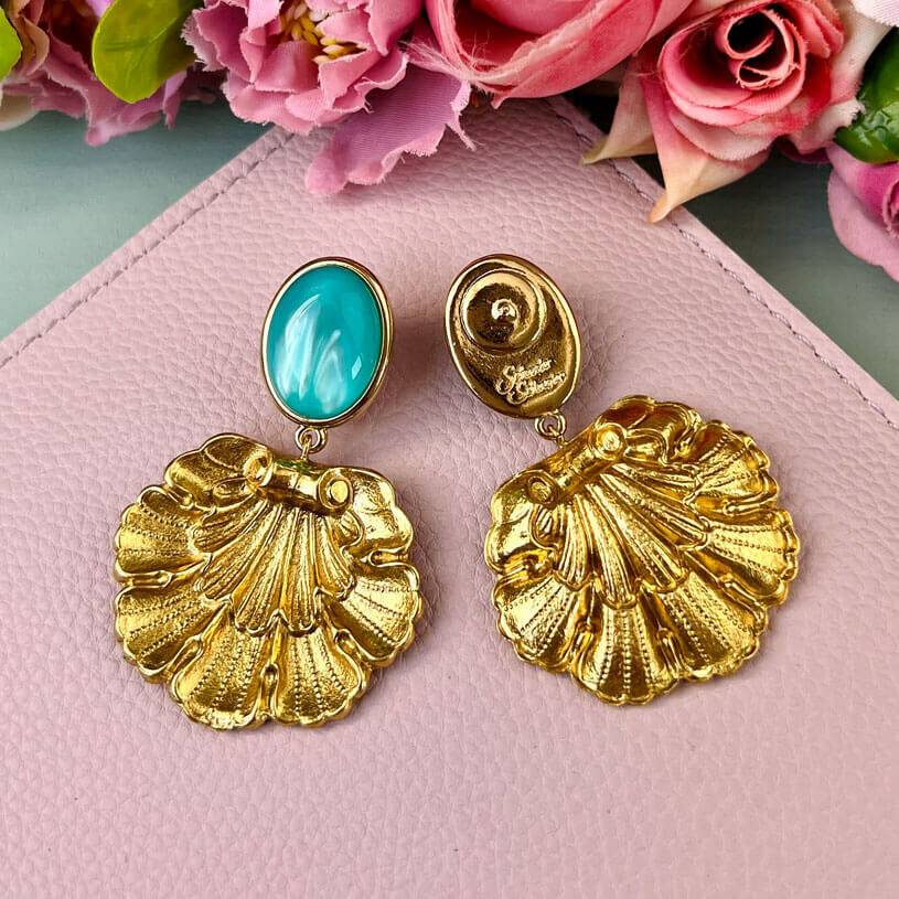 SchwesterSchwester Vergoldete Ohrstecker In Türkis Mit Vergoldetem Muschelornament Von AmuseToi