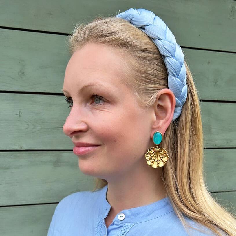 SchwesterSchwester Vergoldete Ohrstecker In Türkis Mit Vergoldetem Muschelornament Von AmuseToi
