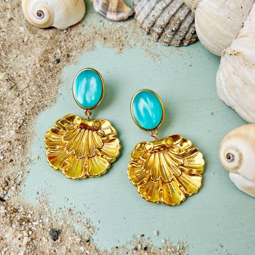 SchwesterSchwester Vergoldete Ohrstecker in Türkis mit vergoldetem Muschelornament von AmuseToi