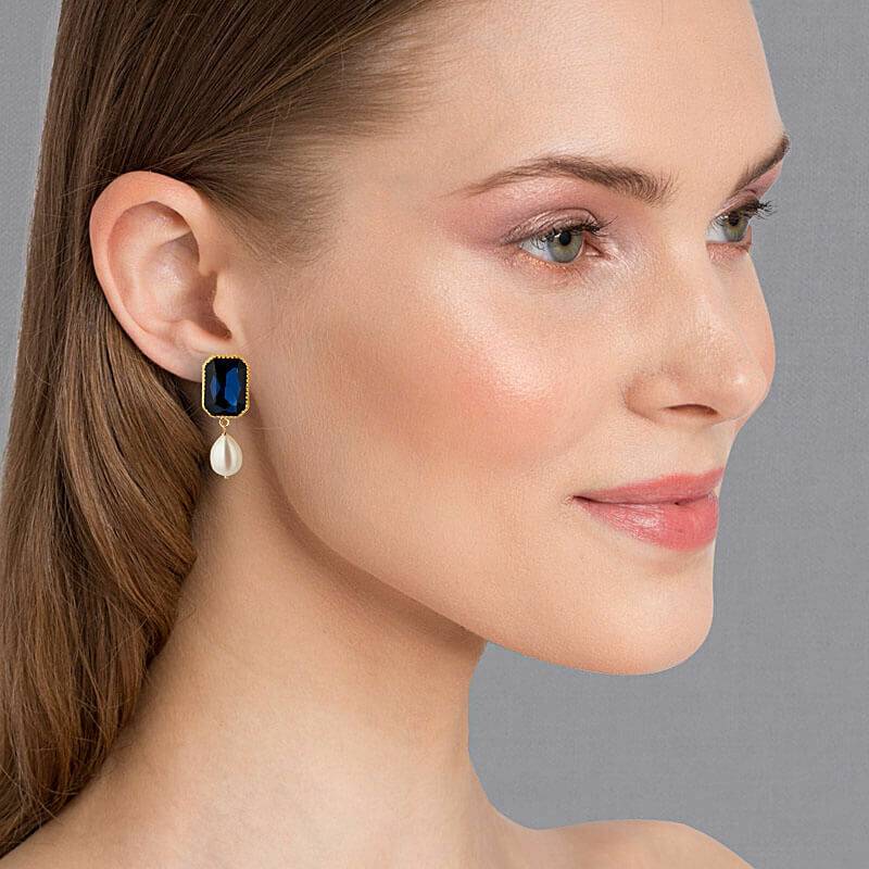 SchwesterSchwester Vergoldete Ohrstecker Mit Dunkelblauem Stein Und Edler Süßwasserperle Von Janne V. D. Heide