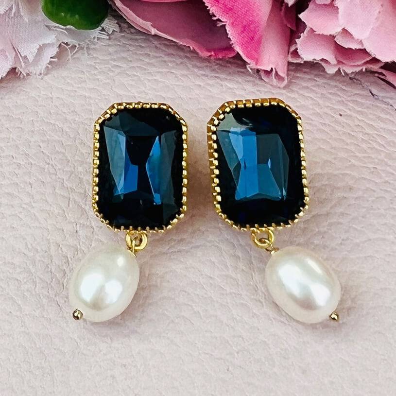 SchwesterSchwester Vergoldete Ohrstecker mit dunkelblauem Stein und edler Süßwasserperle von Janne v. d. Heide