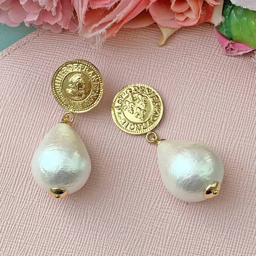 SchwesterSchwester Vergoldete Ohrstecker Mit Feiner Münzprägung Und Baumwolltropfen In Perlmuttoptik