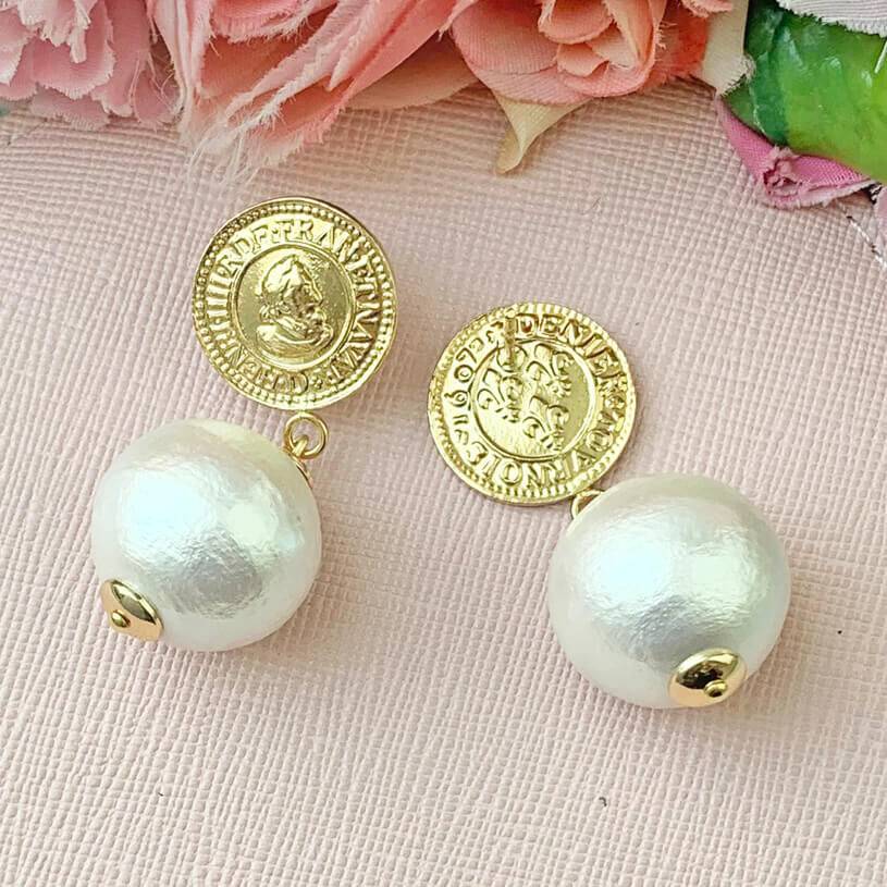 SchwesterSchwester Vergoldete Ohrstecker Mit Feiner Münzprägung Und Baumwollkugel In Perlmuttoptik