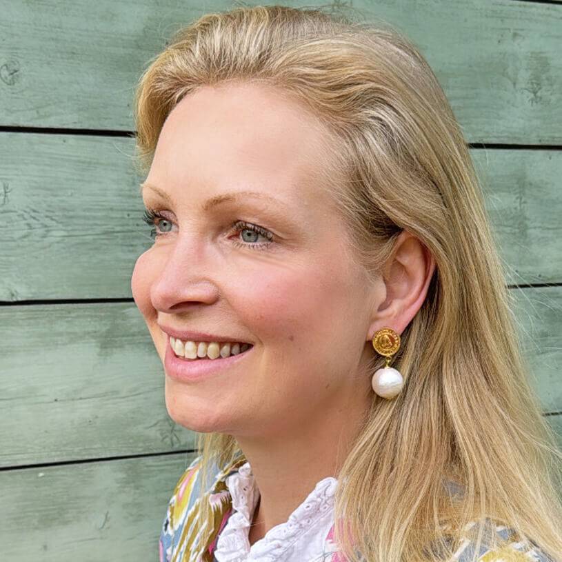 SchwesterSchwester Vergoldete Ohrstecker Mit Feiner Münzprägung Und Baumwollkugel In Perlmuttoptik