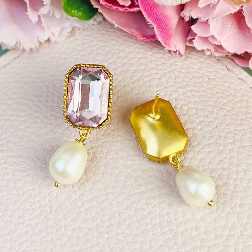 SchwesterSchwester Vergoldete Ohrstecker Mit Rosafarbenem Stein Und Edler Süßwasserperle Von Janne V. D. Heide