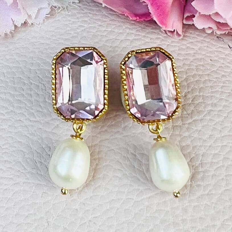 SchwesterSchwester Vergoldete Ohrstecker mit rosafarbenem Stein und edler Süßwasserperle von Janne v. d. Heide