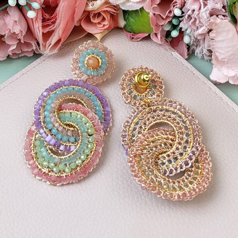 SchwesterSchwester Vergoldete Ohrstecker Mit Verschlungenen Ringen Aus Vielen Pastellfarbenen Perlen