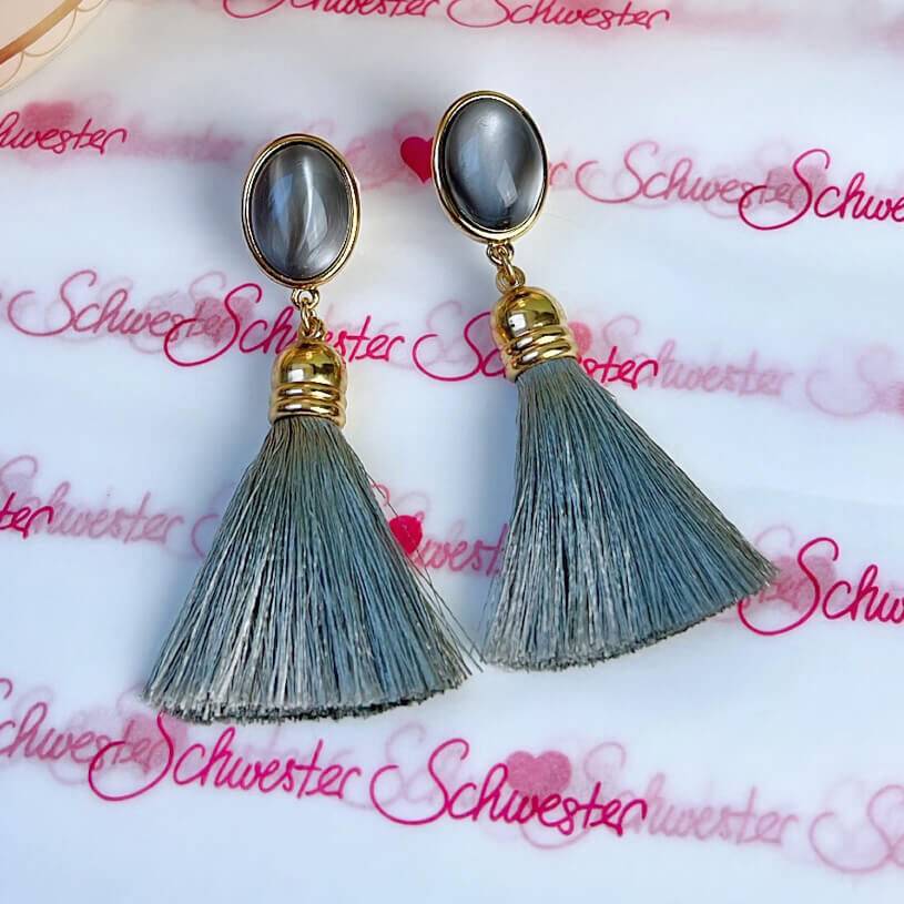 SchwesterSchwester Vergoldete Quasten Ohrringe Als Ohrstecker In Grau Von AmuseToi