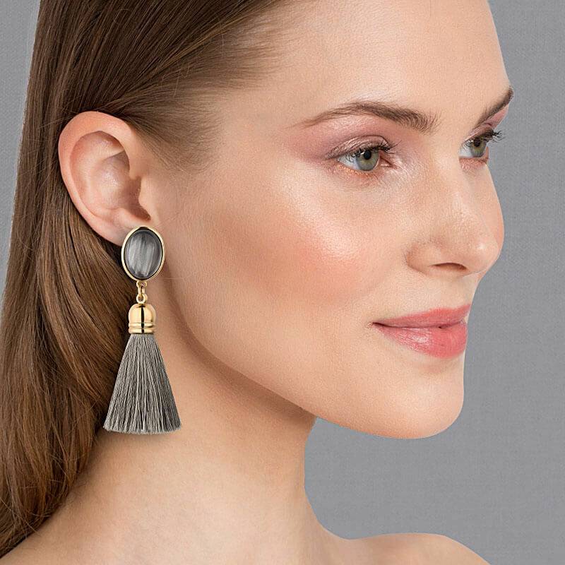 SchwesterSchwester Vergoldete Quasten Ohrringe Als Ohrstecker In Grau Von AmuseToi