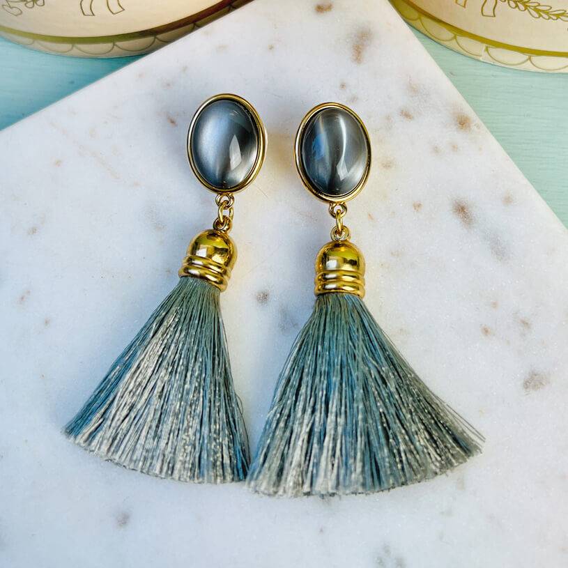 SchwesterSchwester Vergoldete Quasten Ohrringe als Ohrstecker in Grau von AmuseToi