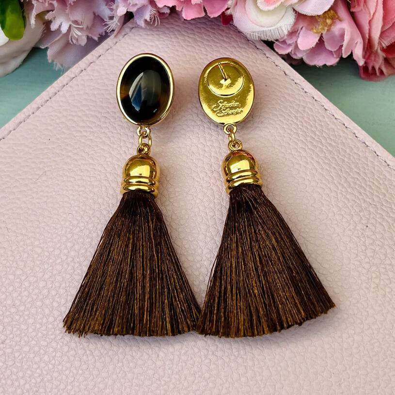 SchwesterSchwester Vergoldete Quasten-Ohrringe In Schildpatt Mit Dunkelbrauner Quaste