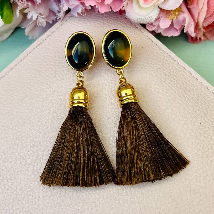 SchwesterSchwester Vergoldete Quasten-Ohrringe in Schildpatt mit dunkelbrauner Quaste