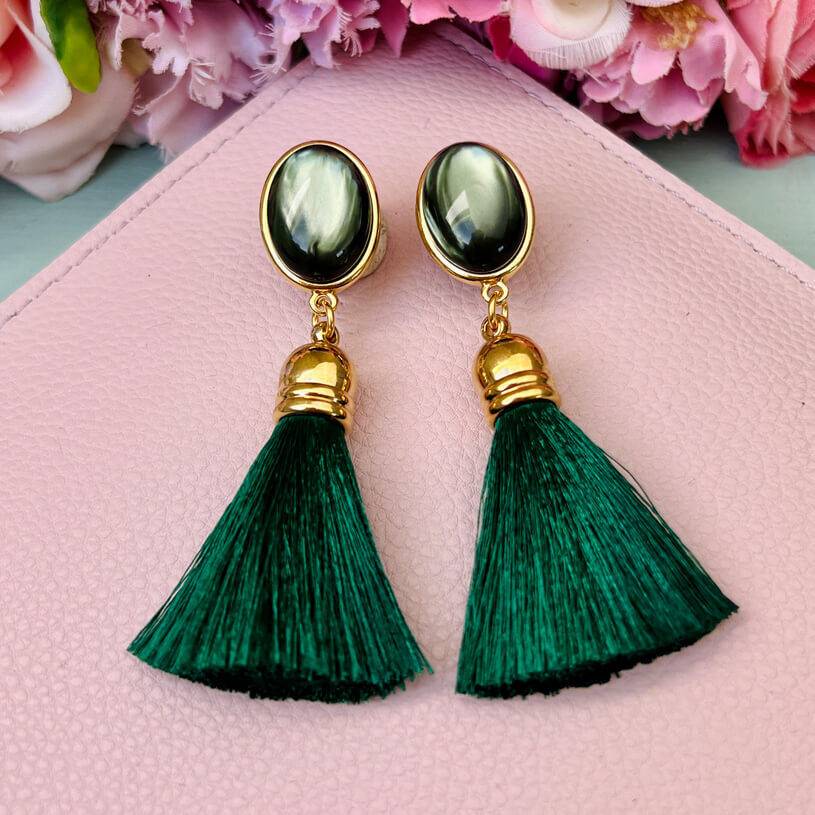 SchwesterSchwester Vergoldete Quasten-Ohrringe in Silbergrün mit Quaste