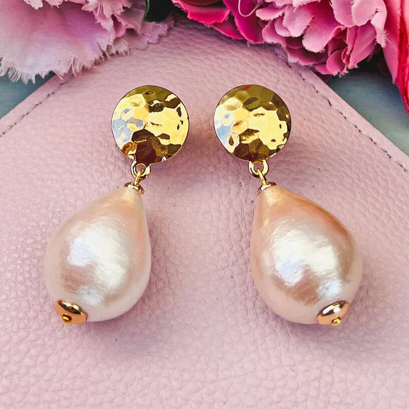 SchwesterSchwester Vergoldete runde Ohrstecker mit champagnerfarbenem Baumwolltropfen