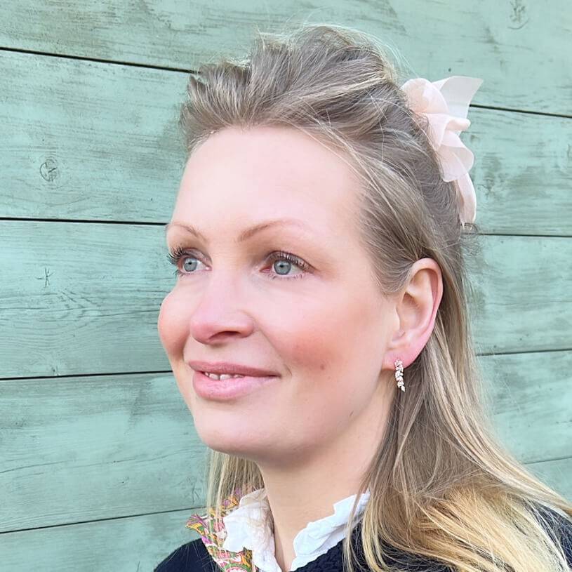 SchwesterSchwester Vergoldeter Ohrhänger In Blattform Mit Funkelnden Steinen