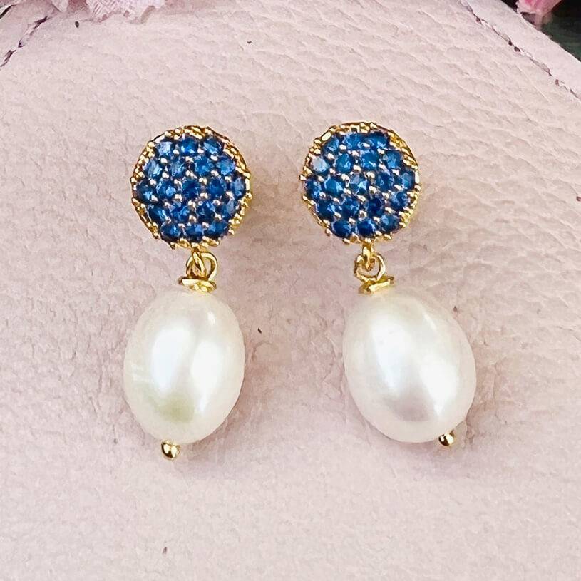 SchwesterSchwester Vergoldeter Ohrstecker mit dunkelblauen Steinen und Süßwasserperle